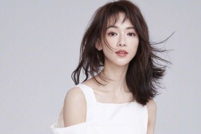 开云官网首页-门将逼抢失误遭断球破门，门将开球直接破门视频