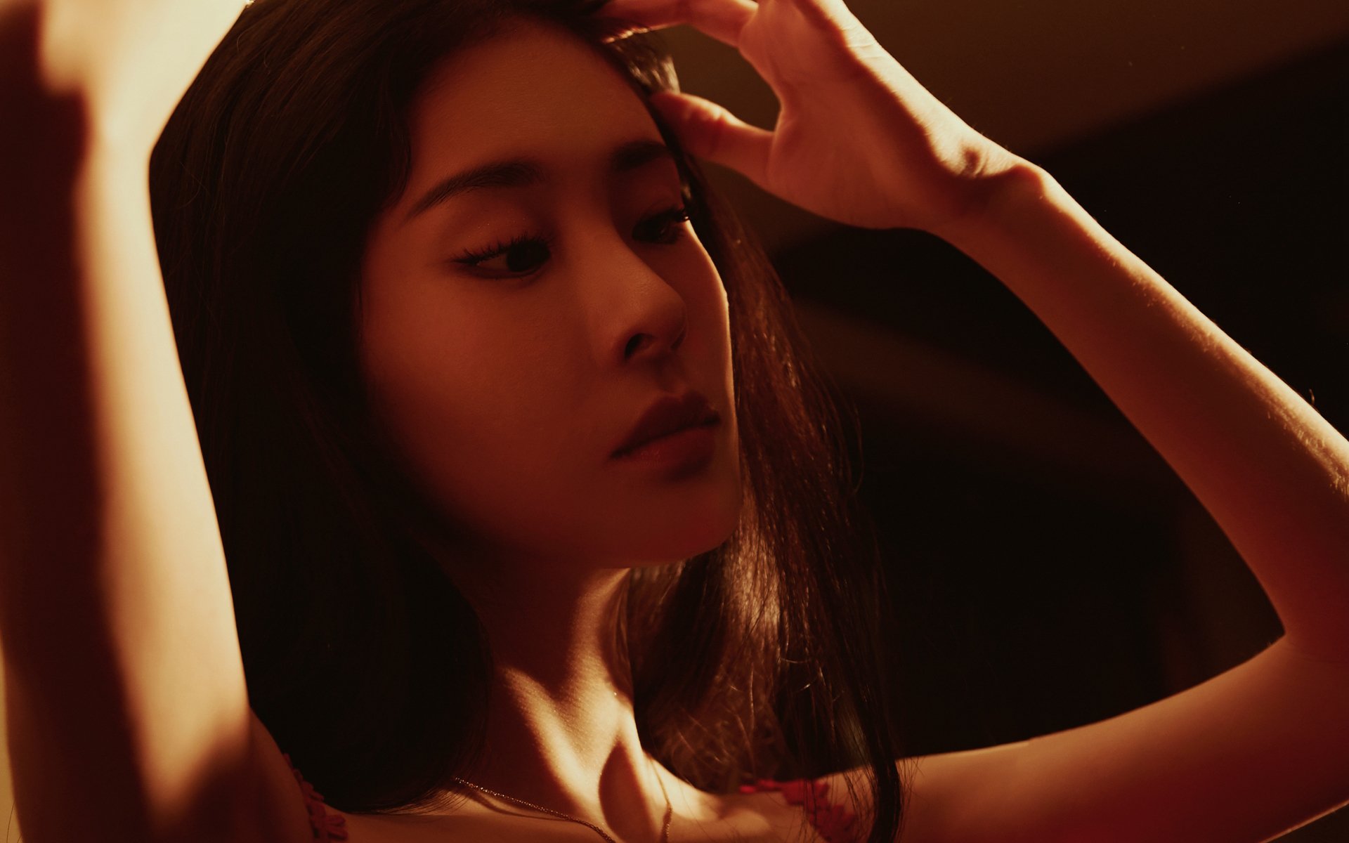 教练是否通过设定压迫频率来引导对手节奏，教练帮学员压腿