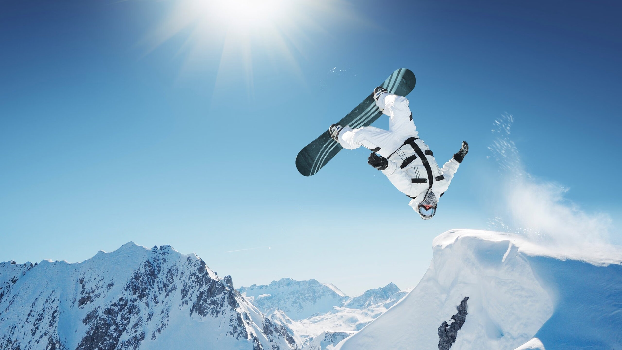 西甲球场最美的瞬间：高空吊射入网